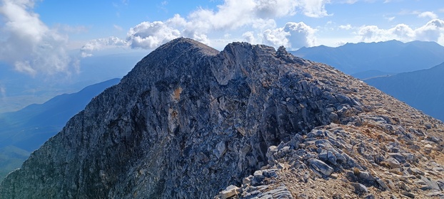 grimpant la cime Vihren et la cime Kutelo